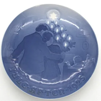 Assiette de Noël Bing & Grøndahl Jule After, datée 1925.