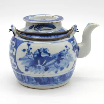 Antická čínská čajová konvice, porcelán, kovové ucho, motiv koně, 18. nebo 19. století.