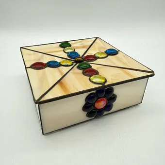 SIERADENDOOS VAN KUNSTGLAS & TIN BEIGE.
