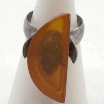 Designer ring in sterling silver with set amber in crescent shape, 20th century