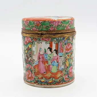 ANTICKÁ NÁDOBA JAKO KLOPOVÁ KRABIČKA, FAMILLE ROSE, Z DYNASTIE QING, PORCELÁN, S POZLACENOU BRONZOVOU MONTÁŽÍ, ČÍNA, KONEC 19. STOLETÍ.