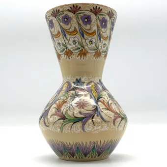 VAAS, PESARO, AMA-FABRIEK (ASSOCIATED MAJOLICA ARTISANS), ITALIË 20E EEUW, HANDSCHILDERING.