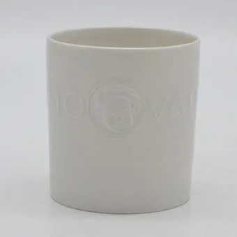 KPM BERLIN, MAŁY WAZON, PORCELANA, CYLINDRYCZNY Z DEKORACJĄ RELIEFOWĄ, NAPIS "VALETE CVRAE IN FVMO", POŁOWA XX WIEKU.