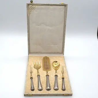 A. LOHNSTEIN. WORMS, DVORNÍ DODAVATEL, ANTICKÝ KRAJÍCÍ SET, RUKOJETI Z 800 STŘÍBRA, HROTY Z POZLACENÉ MOSAZI, V ORIGINÁLNÍ KRABICI KOLEM 1900.