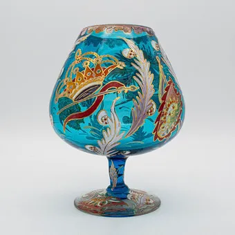 MARIANO ROYO CORTÉS. GLASS GOBLET IN BLUE TONE WITH TRANSLUCENT FOOT, DECORATED WITH ENAMELLED HERALDIC AND CHIVALRIC MOTIFS, SIGNED ROYO ON THE FOOT.