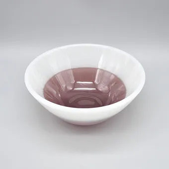ARCHIMEDE SEGUSO. Murano-designskål, studioglas, opalino, incalmo, omkring 1950, ca. 22,5 cm i diameter.