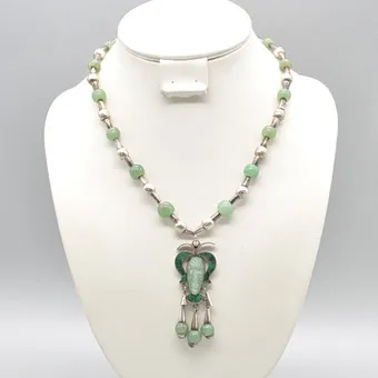 Collier designer avec jade, malachite et argent sterling, Taxco Mexique TC-113, pendentif tête aztèque, fermoir à pression, double poinçon, 20e siècle.