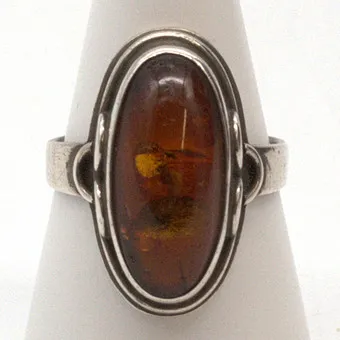 ANTIKER FISCHLAND RING, BERNSTEIN CABOCHON, 835 SILBER.