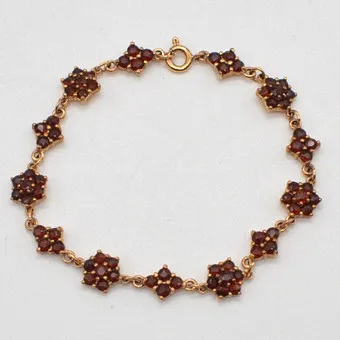 BRACELET À MAILLONS AVEC ALMANDIN EN TAILLE RONDE, MONTURE EN ARGENT STERLING DORÉ, FAIT MAIN, VERS 1950, ENV. 18,5 CM.