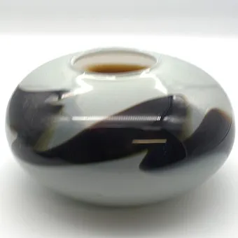 DESIGNER GLASSVASE SKANDINAVISK; MUNNBLÅST SIGNERT; DATERET 1989.