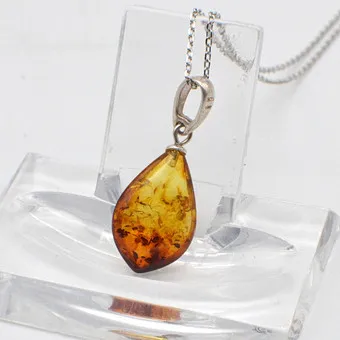DESIGNERCOLLIER MET EEN BARNSTENEN HANGER MET BLADINSLUITINGEN, DRUPPELVORMIG EN GEPOLIJST, ANKERKETTING VAN STERLING ZILVER, STUDIOSTEMPEL "BB", VINTAGE.