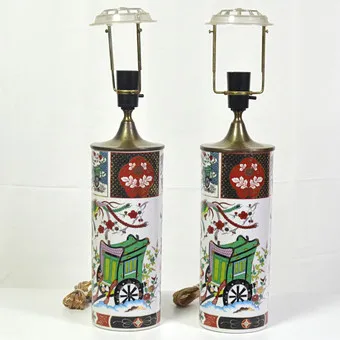 PÁR JAPONSKÝCH STOJANŮ NA KLOBOUKY JAKO LAMPY, KOČÁR, FÉNIX A PIVOŇKY, PORCELÁN A MOSAZ, 20. STOLETÍ.