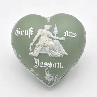 Art Nouveau Jasper box, "Gruss aus Dessau", biscuit porcelain, hand-carved, Germany, late 19th century, probably Schäfer & Vater (Volkstedt).