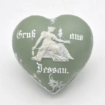 Jugendstil Jasperdoos, "Gruss aus Dessau", biscuitporselein, handgesneden, Duitsland, laat 19e eeuw, vermoedelijk Schäfer & Vater (Volkstedt).