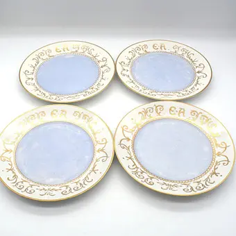 Bodil Aront. Set van 4 borden Royal Copenhagen met gouddecoratie en blauwe achtergrond gedateerd 1952 met kunstenaarssignatuur.
