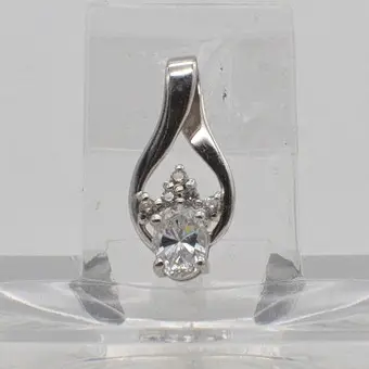 Diamonique, collierhanger met ovale zirkoon, zetting van sterling zilver (gerhodiumd), 5 kleine zirkoontjes, vintage.