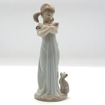 LLADRO. Porcelánová figurka "Pomněnka" dívka se 2 plastovými kočkami, Španělsko 20. století.
