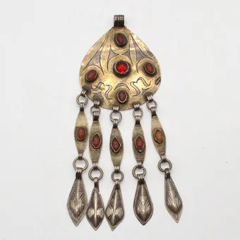 YEMENI LINK PENDANT, NICKEL SILVER AND COLOURED STONE CABOCHONS, ENGRAVED DECORATION, CIRCA 1900.