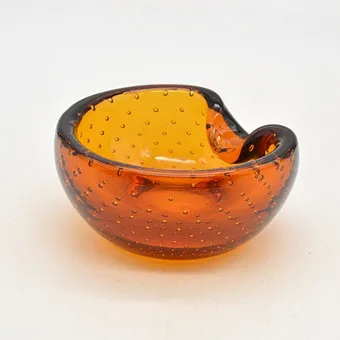 DESIGNERSCHALE, STUDIOGLAS, BERNSTEINFARBE, KONTROLLIERTE LUFTEINSCHLÜSSE, SKANDINAVISCH, UM 1950ER JAHRE.