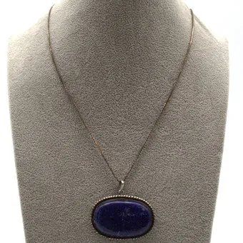 DESIGNER SILBER COLLIER, ANÄNGER LAPISLAZULI GEFASST, GESCHLIFFEN, AN STERLING SILBER KETTE. 20. JAHRHUNDERT.