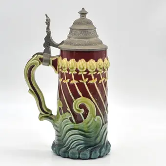 RUDOLF DITMAR ZNAIM. JUGENDSTIL BIERKRUG, KERAMIK, RELIEFIERT, FARBIG GEFASST, HANDBEMALT, RELIEFIERTER ZINNDECKEL, UM 1900.