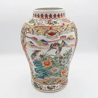 CHINESISCHE PORZELLANVASE „FAMILLE ROSE“ MIT QIANLONG-MARKE, 20. JAHRHUNDERT.