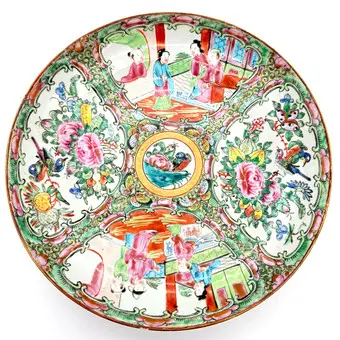 CHINESISCHER FAMILLE-ROSE TELLER MIT FIGUREN-, VOGEL- UND BLÜTENDEKOR, 19. JAHRHUNDERT D. 21,5CM.