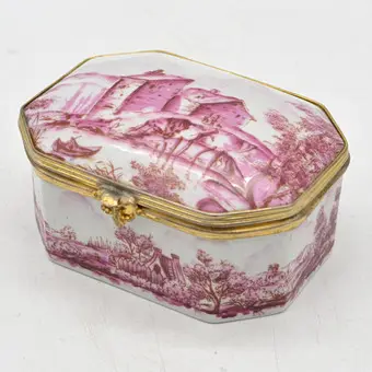 MEISSEN, HINGED BOX, PORCELAIN AND BRASS, LANDSCAPE MOTIF WITH ARCHITECTURE IN PURPLE, 19TH CENTURY.