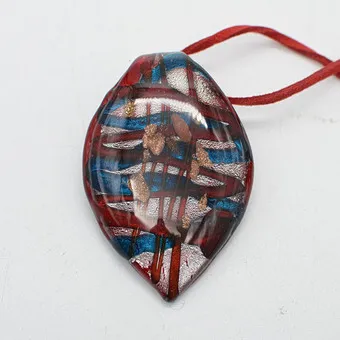 MURANO GLAS ANHÄNGER, BLATTFORM, STUDIOGLAS, GOLDFLITTER UND SILBERPLATZFOLIE, ITALIEN, UM 1950.