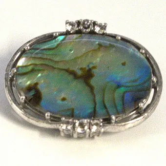 835 ZILVEREN DESIGNERBROSCHE; FILIGRAAN ZETTING MET GROTE PARELMOER CABOCHON EN WITTE STENEN, 20E EEUW.