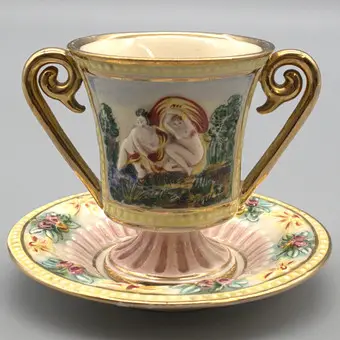 CAPODIMONTE. TASSE AVEC DÉCOR EN RELIEF ET BORD DORÉ, ITALIE VERS 1900.