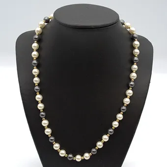 COLLIER DE PERLES AVEC PERLES D'IMITATION, NOIR, BLANC, SÉPARATEURS DORÉS, VERS 1950, ENV. 50 CM.