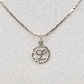 COLLIER MIT DEM BUCHSTABEN "L", ANHÄNGER UND ANKERKETTE AUS STERLINGSILBER, ITALIEN, UM 2000ER.