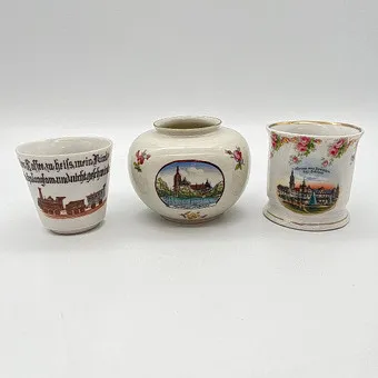 Porcelánové nádoby, dětský hrnek, váza Bauer & Lehmann Kahla a suvenýr Drážďany.