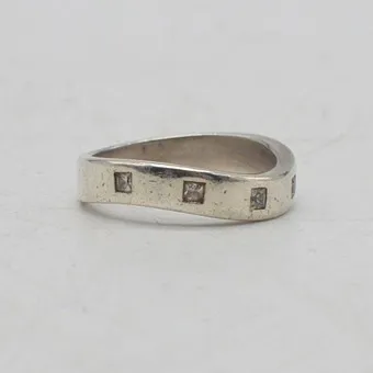 SMYKKEFORM (SMK), DÄNISCHER DESIGNER RING AUS STERLINGSILBER, GESCHWUNGENE FORM, VIER ZIRKONE, GR. 17 / 57 MM, VINTAGE.