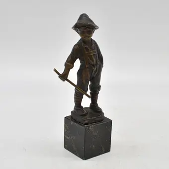 JULIUS PAUL SCHMIDT-FELLING (1835-1920). NACH. KNABE MIT STOCK, SKULPTUR, BRONZE AUF MARMORSOCKEL, UM 1900.