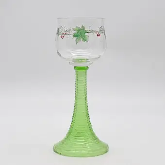 Kieliszek do wina Theresienthal z przezroczystym malowaniem, liście winorośli, 1904-1910, wysokość ok. 19,5 cm.