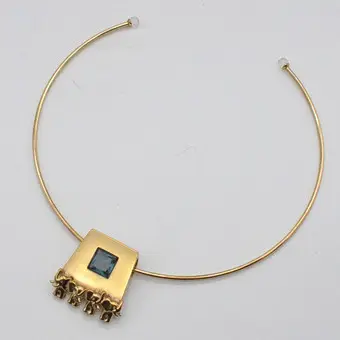 PIERRE LANG. DESIGNERCOLLIER MIT ELEFANTEN, VERGOLDETE FASSUNG MIT BLAUTOPAS IM PRINZESSSCHLIFF, VINTAGE.