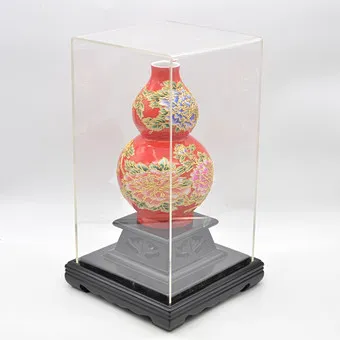 Chinese dubbele kalebas vaas, pioenen, porselein op houten basis, acrylbox, laat 20e eeuw.