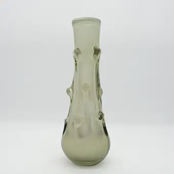 VASE AUS MURANOGLAS, NOPPENVASE, WEISS MIT TRANSPARENTEN, LEICHT GRAUEN ÜBERFANG.