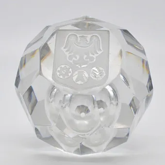 PAPERWEIGHT EN VERRE DE BOHÊME, MOTIF AIGLE AVEC EMBLÈMES, FACETTÉ ET TAILLÉ À LA MAIN, AVEC INCLUSION D'AIR CONTRÔLÉE, 20E SIÈCLE.