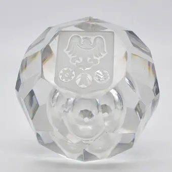 BÖHMISCHES GLAS-PAPERWEIGHT, ADLERMOTIV MIT EMBLEME, FACETTIERT UND HANDGESCHLIFFEN, MIT KONTROLLIERTEM LUFTEINSCHLUSS, 20. JAHRHUNDERT.