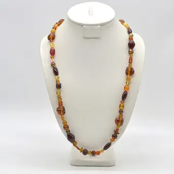 PERLENCOLLIER AUS MURANO GLAS, BERNSTEINFARBIG, HANDGEMACHT, UNTERSCHIEDLICHE FORMEN, ITALIEN, UM 1960ER JAHRE.