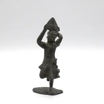 Brutalistyczna figura z brązu.