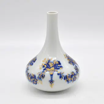 Heinrich Hofgarten. Wazon o długiej szyjce, model 2171, porcelana, kobaltowy błękit na białym, Niemcy, około 1970.