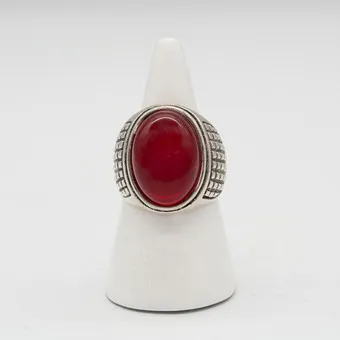 RING AUS 925ER STERLINGSILBER MIT EINEM GROSSEN ROTEN GLASFARBSTEIN CABOCHON.