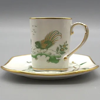 RICHARD GINORI. ENSEMBLE TASSE ET SOUS-TASSE, PEINT À LA MAIN AVEC BORDURE DORÉE, DÉCORÉ DE DEUX OISEAUX.