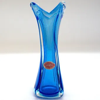 ARCHIMEDE SEGUSO. VASE EN VERRE DE MURANO, POUR VETRI D'ARTE, SOMMERSO, EN BLEU, VERS 1960 AVEC ÉTIQUETTE DE STUDIO.