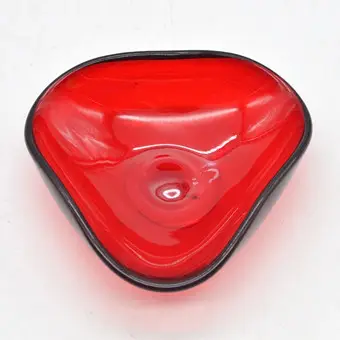 MURANO GLAS SCHALE, DREIECKIGE GRUNDFORM, ROT, ITALIEN, UM 1950.