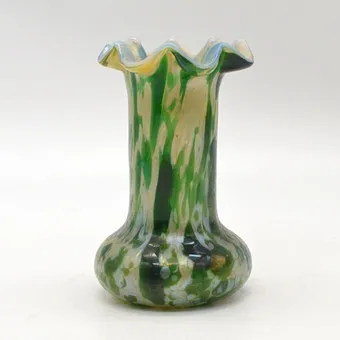 BÖHMISCHE JUGENDSTILVASE, OPALGLAS MIT ÜBERFANG, IN GRÜN-BEIGE, IRISIERENDER DEKOR, MARMORIERT, GRÜNE GLITZERPARTIKEL, DEUTSCHLAND, UM 1900.